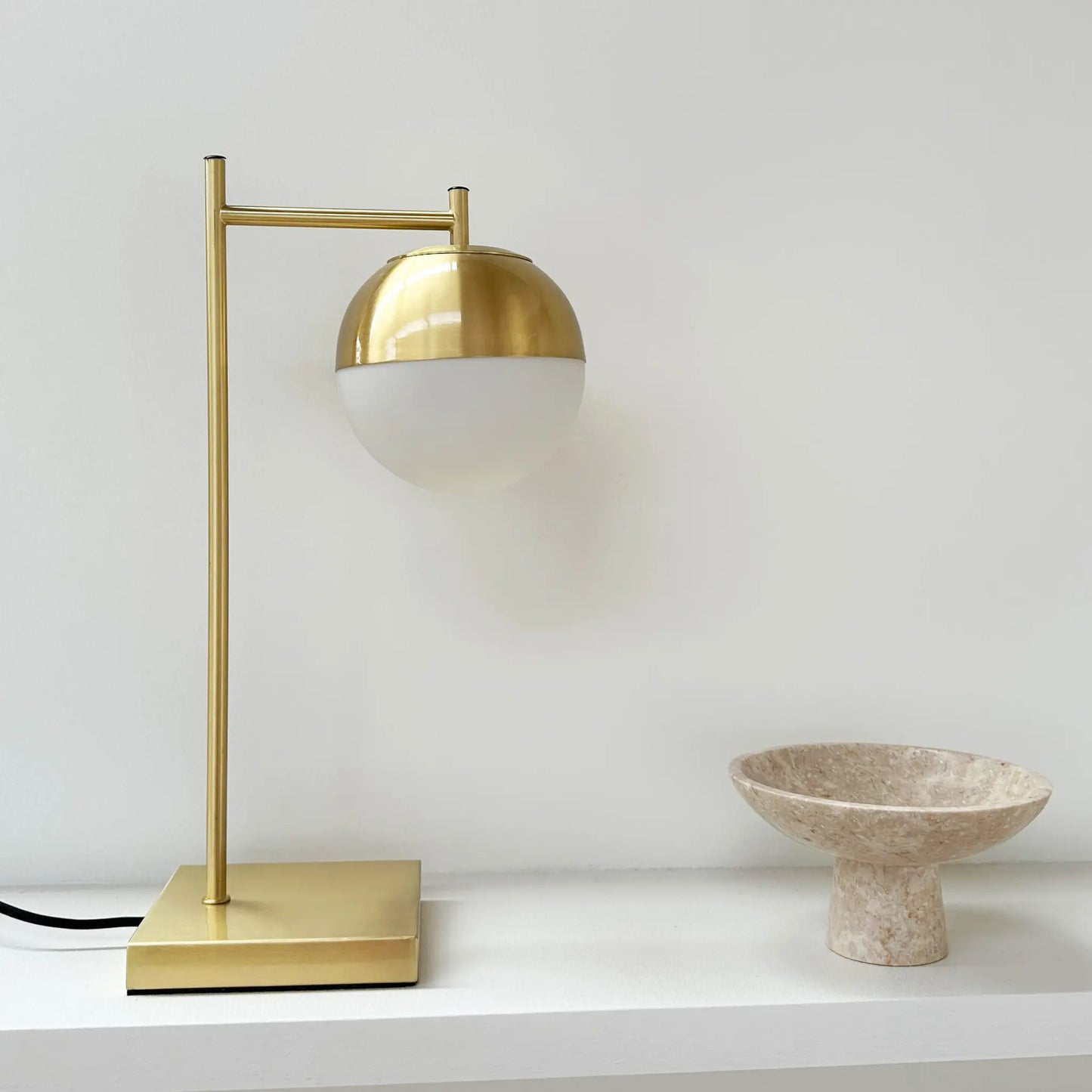 Dyberg Larsen Caen Bordslampa med vit kupa, Mässing/Vit