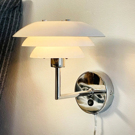 Dyberg Larsen DL20 Vägglampa, Opal/Krom