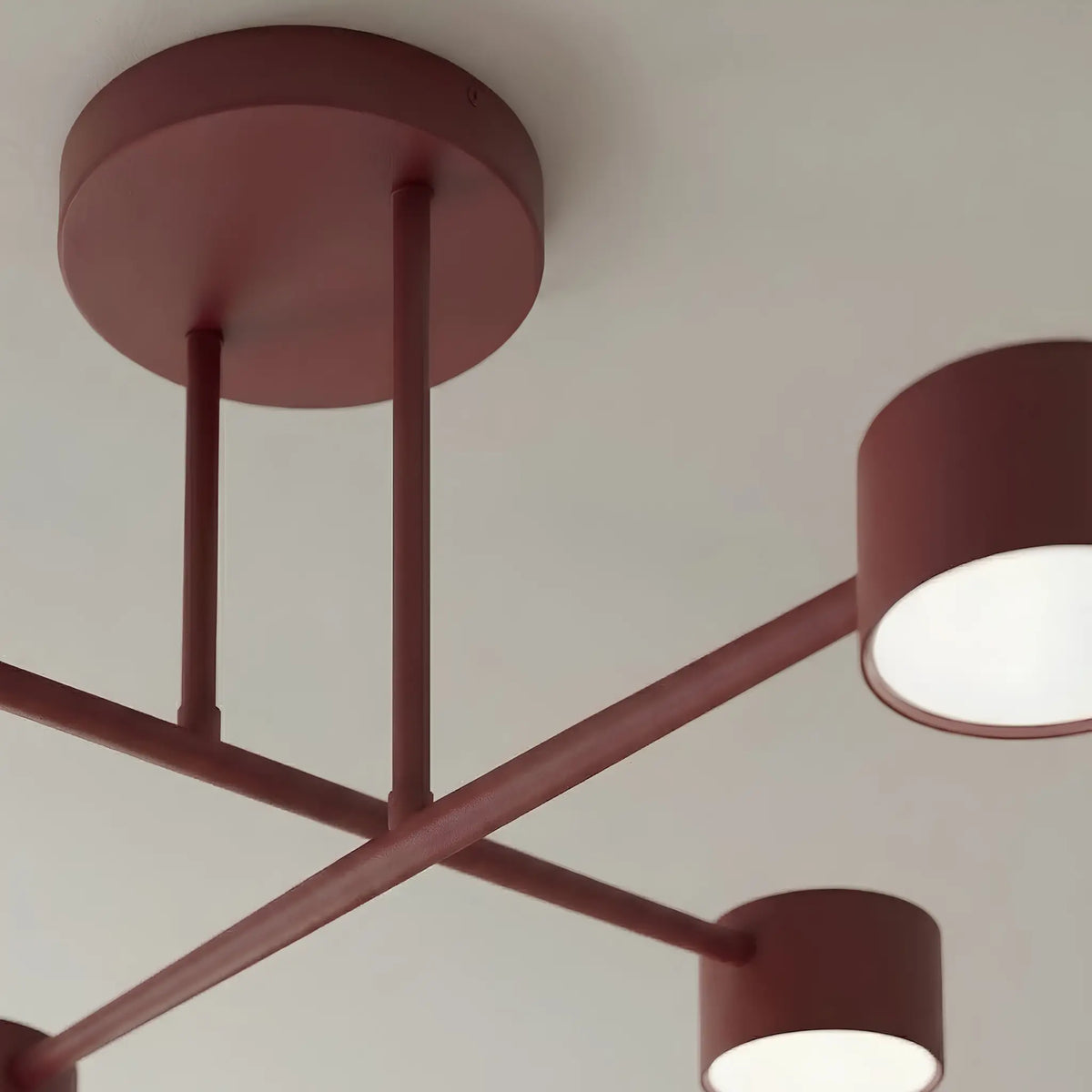 Emibig Halo Taklampa 4-ljus Ø60 cm, Vinröd