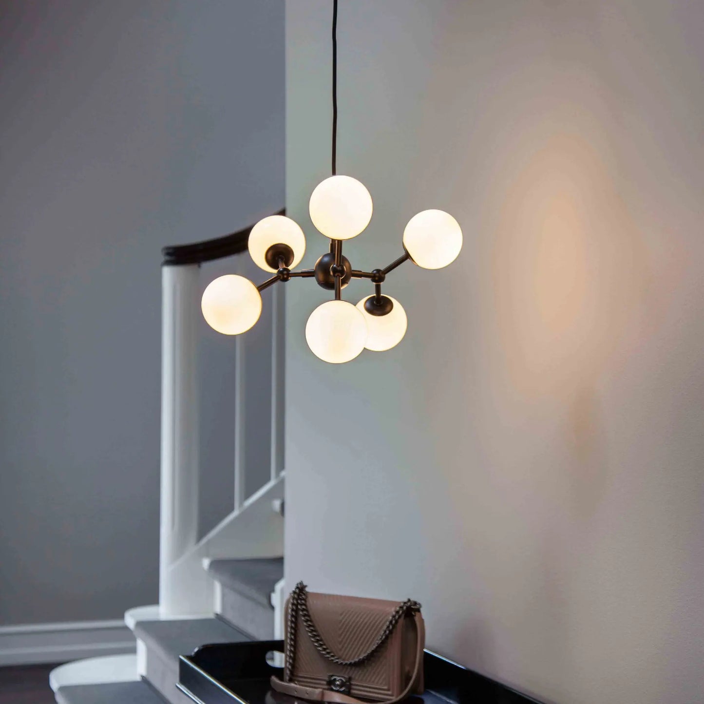 Halo Design Atom Ljuskrona Ø45 cm, Opal/Svart