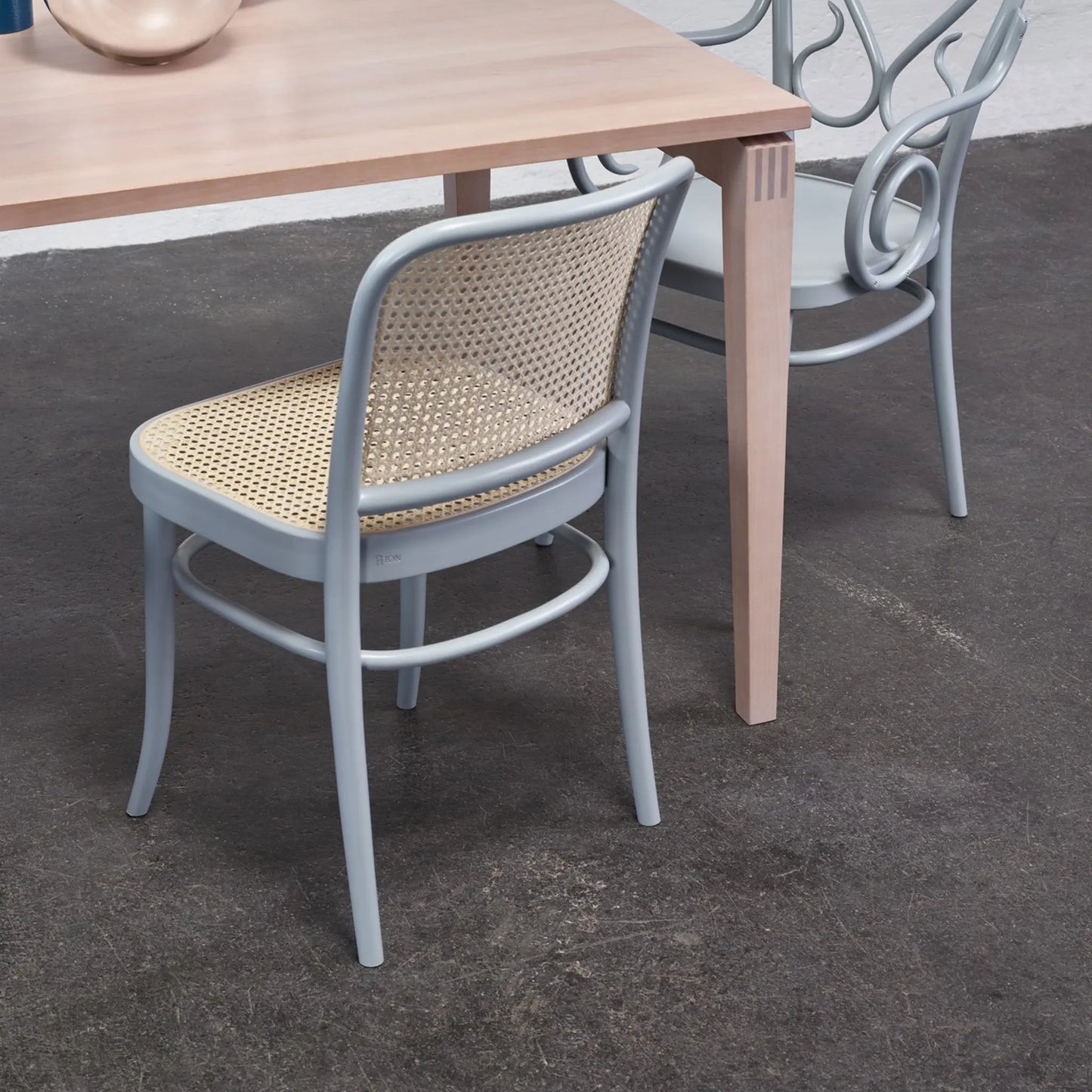 Ton 811 Stol, Black Grain