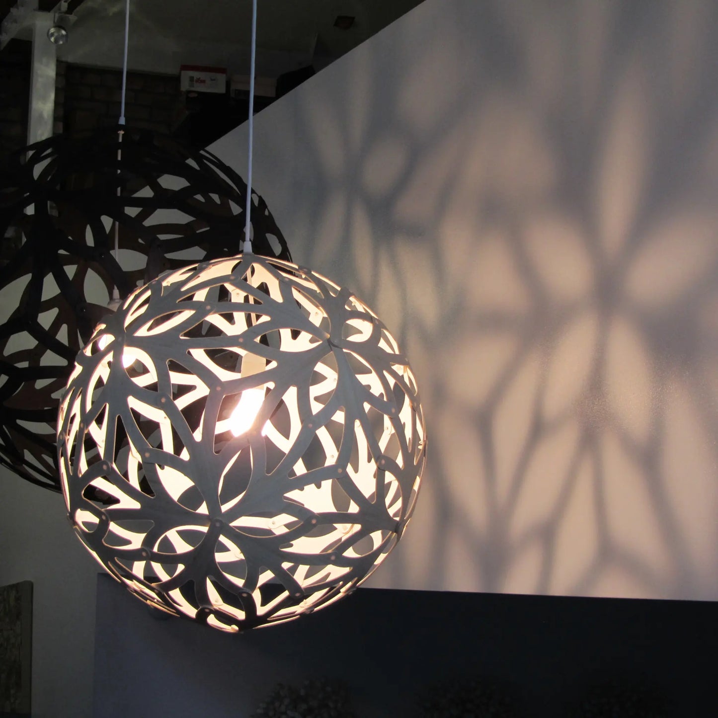 David Trubridge Floral Taklampa 60 cm, Svart
