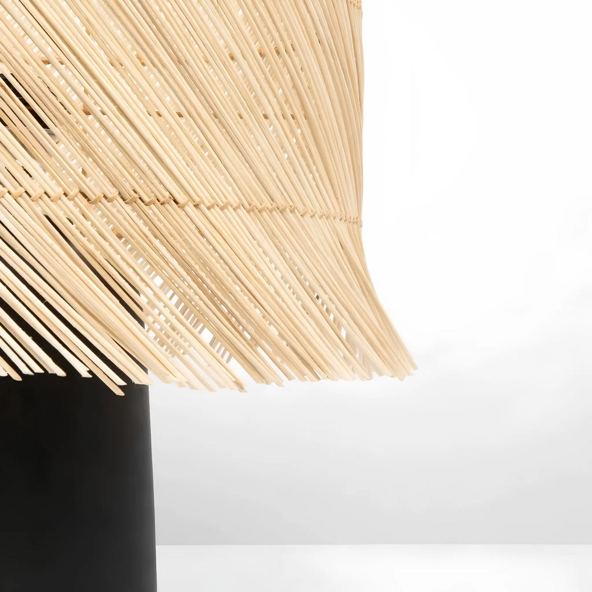 Bazar Bizar The Rattan Bordslampa, Svart/Natur