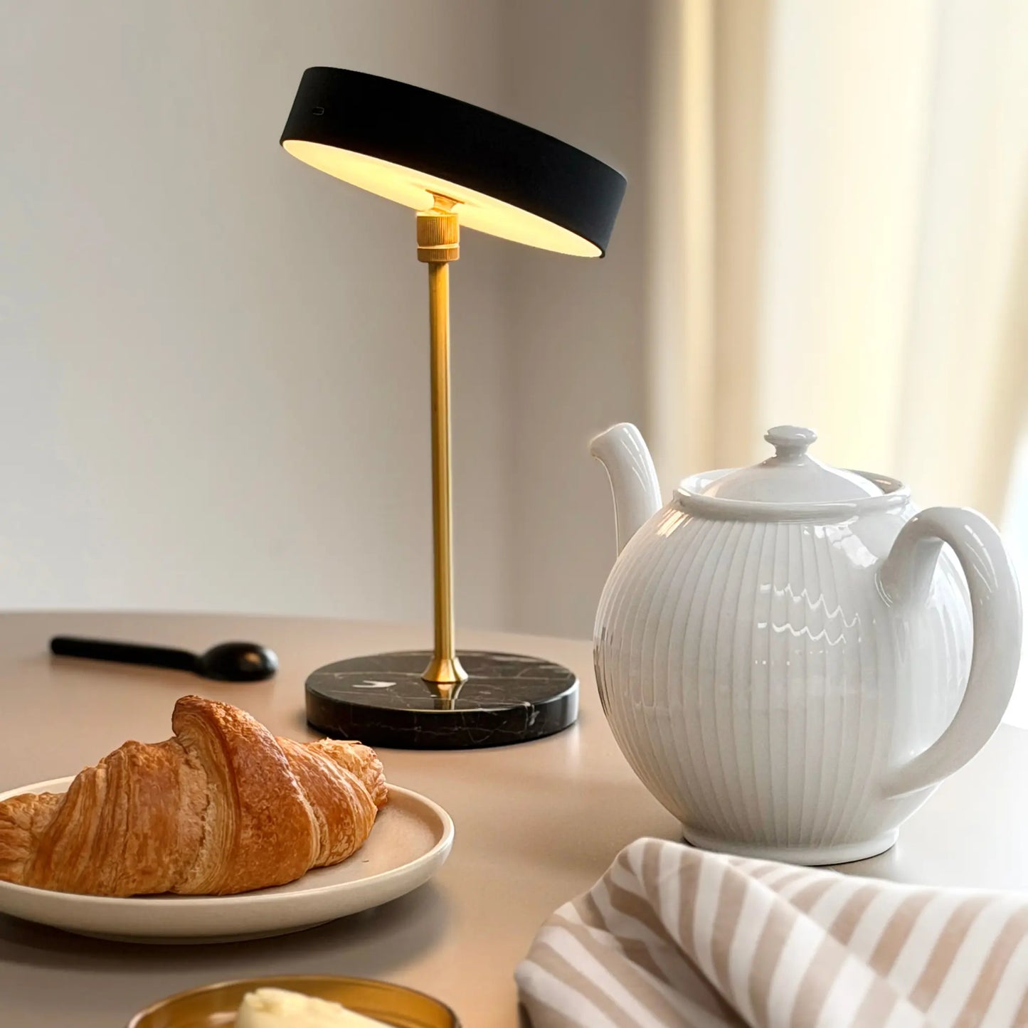 Dyberg Larsen Moonlight Bordslampa LED Laddningsbar, Svart/Mässing/Marmor