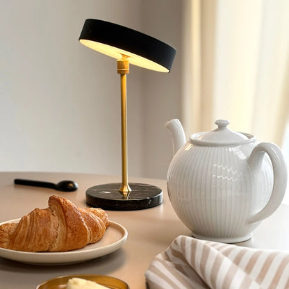 Dyberg Larsen Moonlight Bordslampa LED Laddningsbar, Svart/Mässing/Marmor