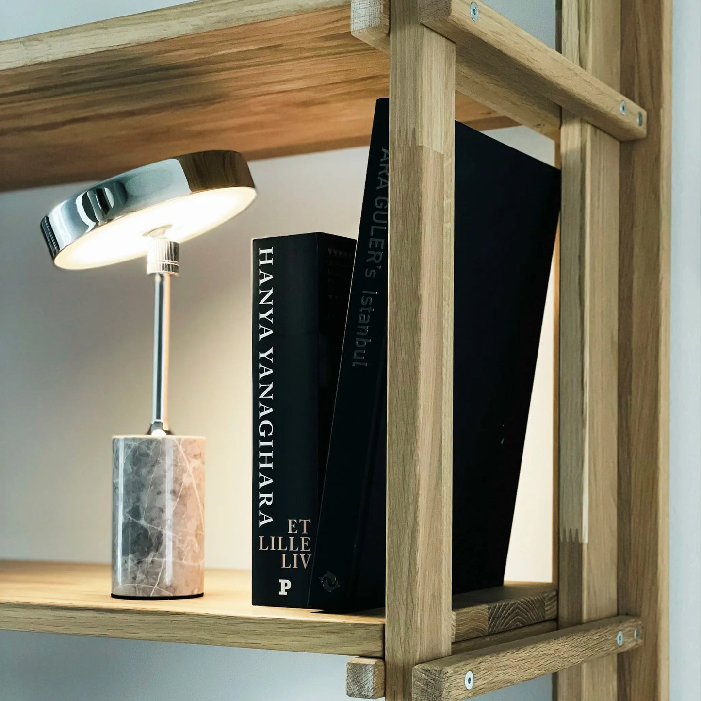 Dyberg Larsen Starlight Bordslampa LED Laddningsbar, Krom/Grå marmor