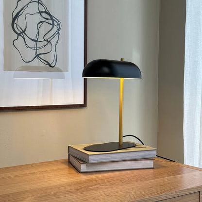 Dyberg Larsen Arch Bordslampa, Mattsvart/Matt Mässing