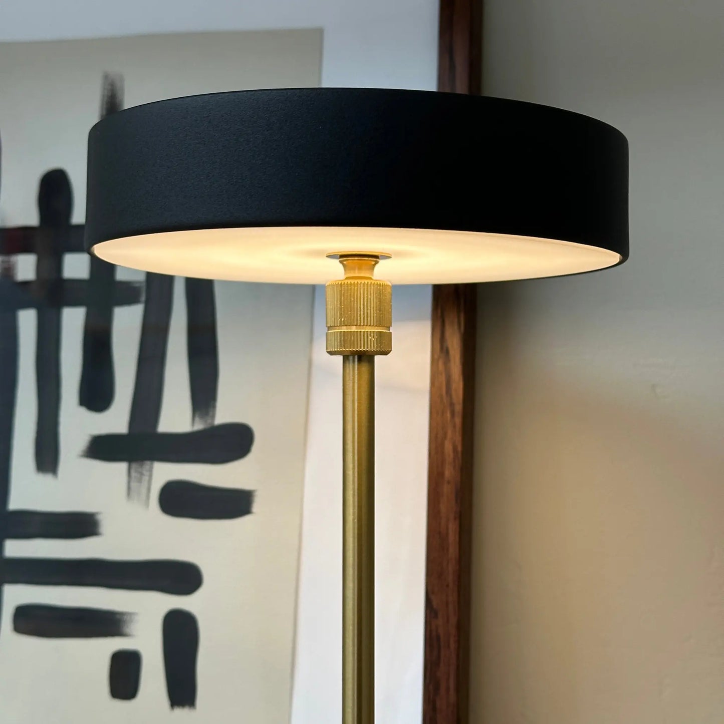 Dyberg Larsen Moonlight Bordslampa LED Laddningsbar, Svart/Mässing/Marmor
