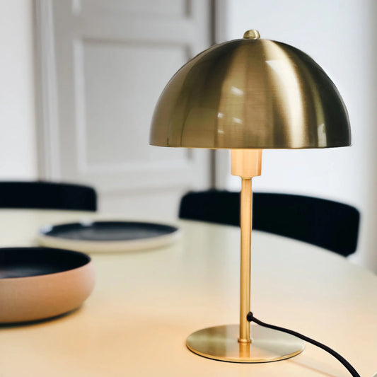 Dyberg Larsen Lyon Bordslampa med halvrund skärm, Mässing