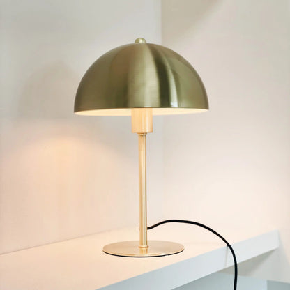 Dyberg Larsen Lyon Bordslampa med halvrund skärm, Mässing