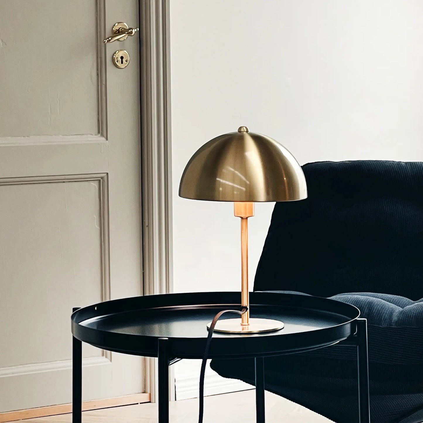 Dyberg Larsen Lyon Bordslampa med halvrund skärm, Mässing