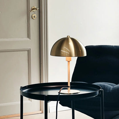 Dyberg Larsen Lyon Bordslampa med halvrund skärm, Mässing