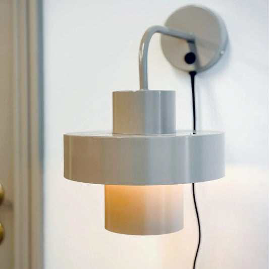 Dyberg Larsen Stoke Vägglampa, Varmgrå