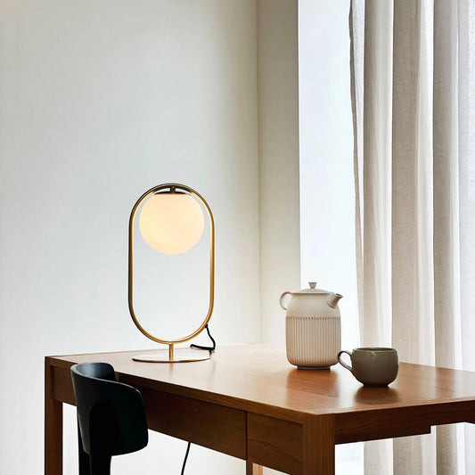 Dyberg Larsen Reims Bordslampa med båge och glaskupa, Mässing/Vit
