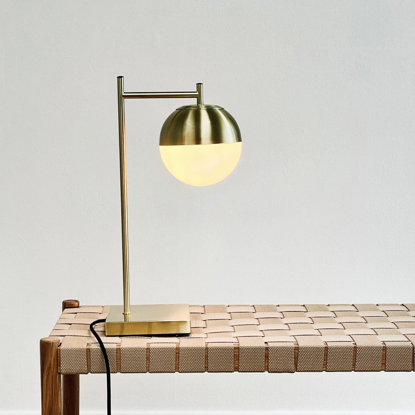 Dyberg Larsen Caen Bordslampa med vit kupa, Mässing/Vit