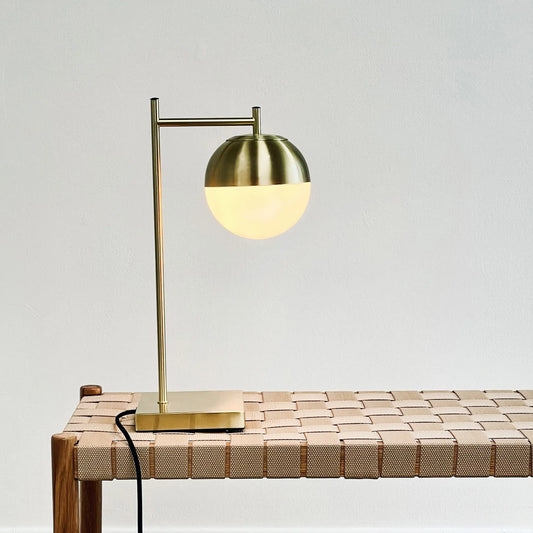Dyberg Larsen Caen Bordslampa med vit kupa, Mässing/Vit