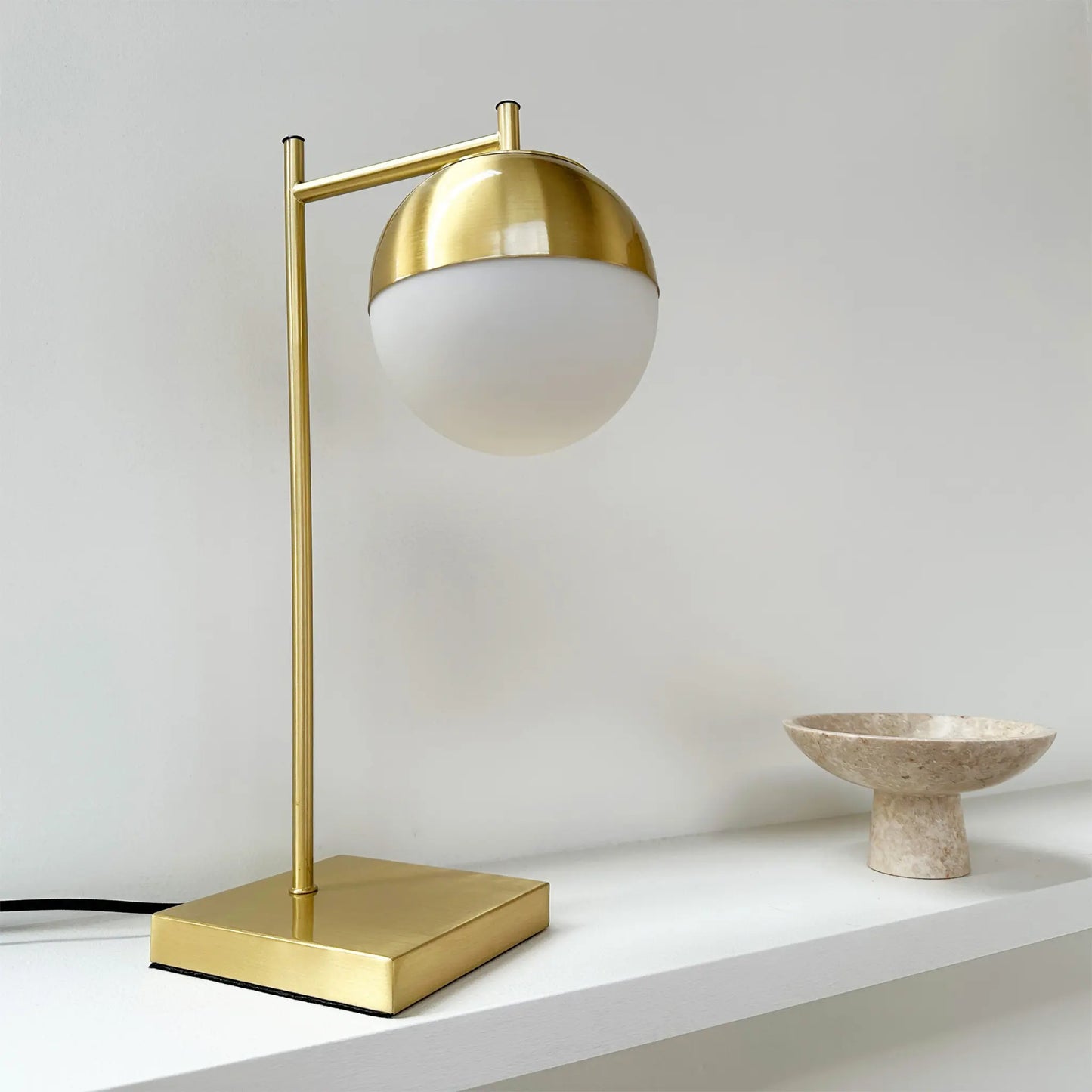 Dyberg Larsen Caen Bordslampa med vit kupa, Mässing/Vit