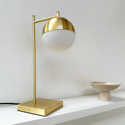 Dyberg Larsen Caen Bordslampa med vit kupa, Mässing/Vit
