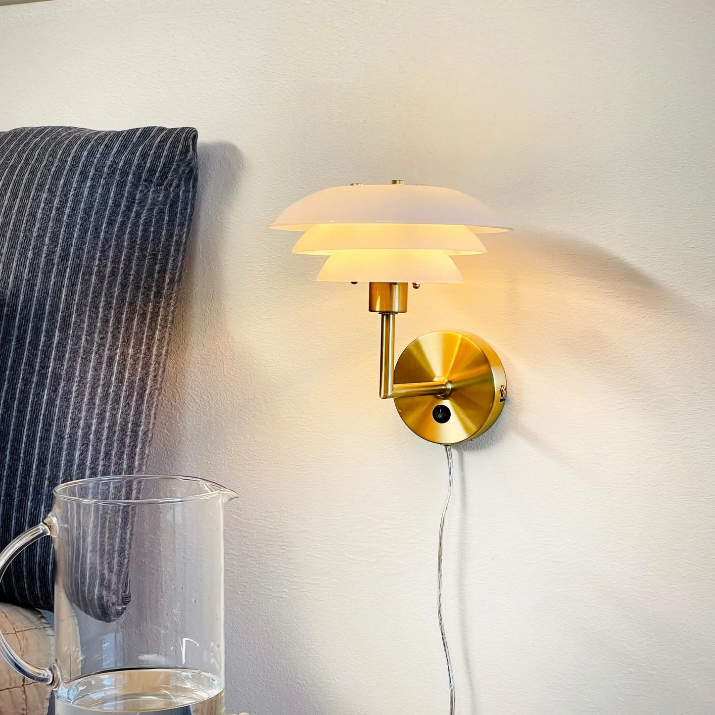 Dyberg Larsen DL20 Vägglampa, Opal/Mässing