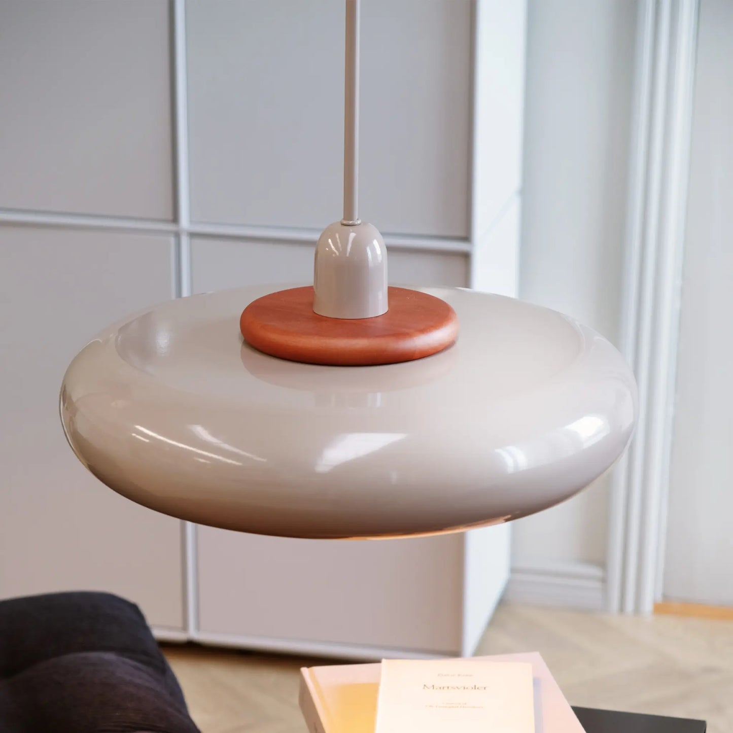 Dyberg Larsen Planet Taklampa, Latte
