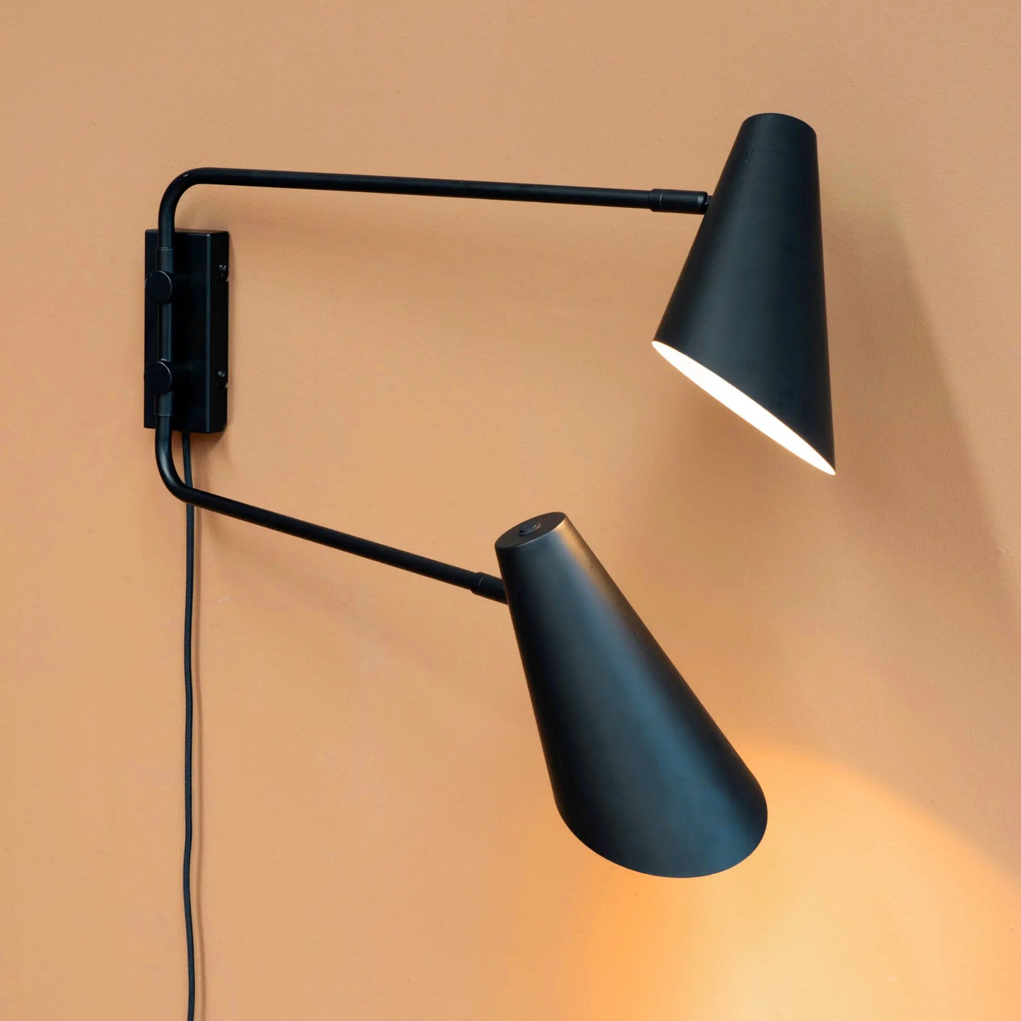 Dyberg Larsen Cale Vägglampa med 2 armar, Svart