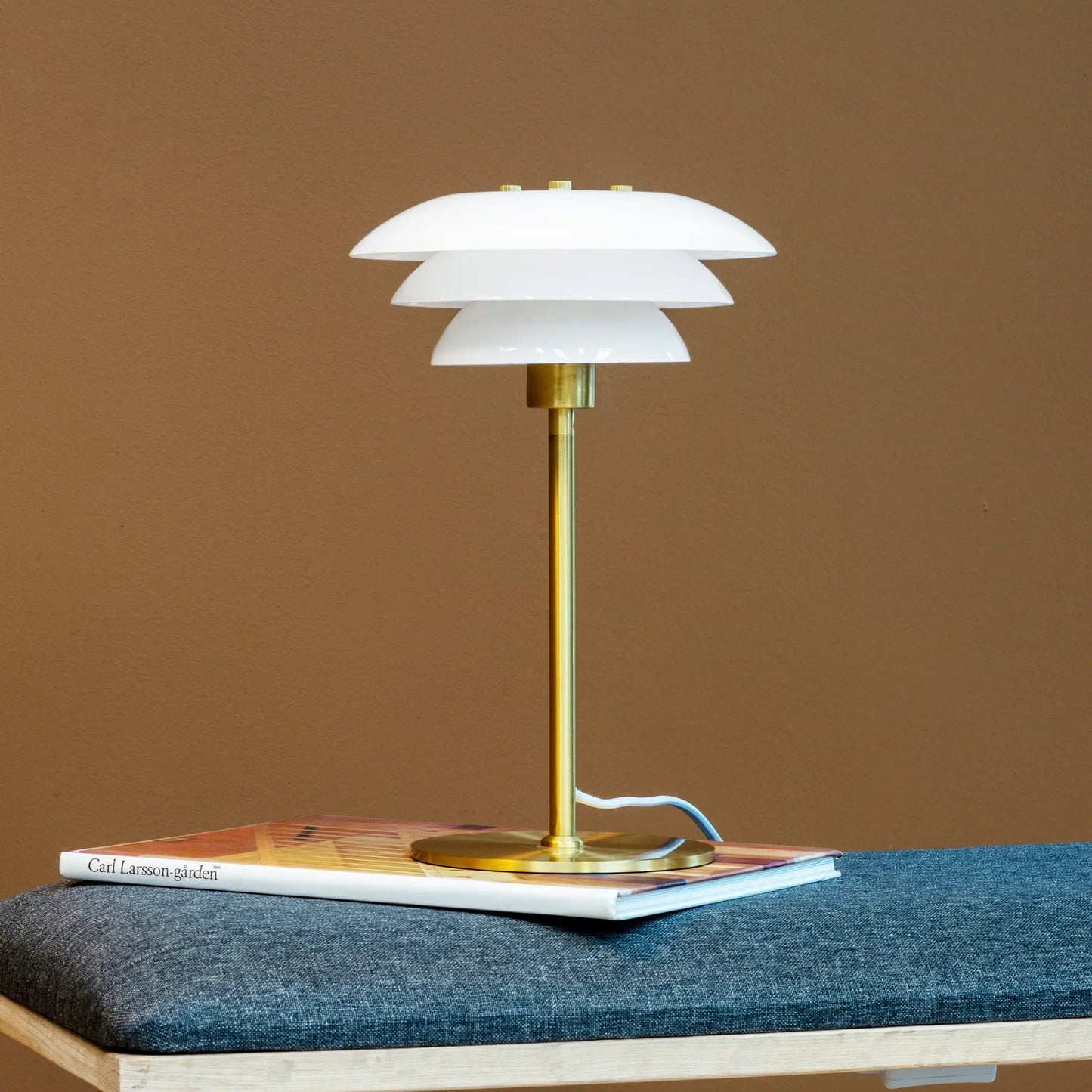 Dyberg Larsen DL20 Bordslampa, Opal/Mässing