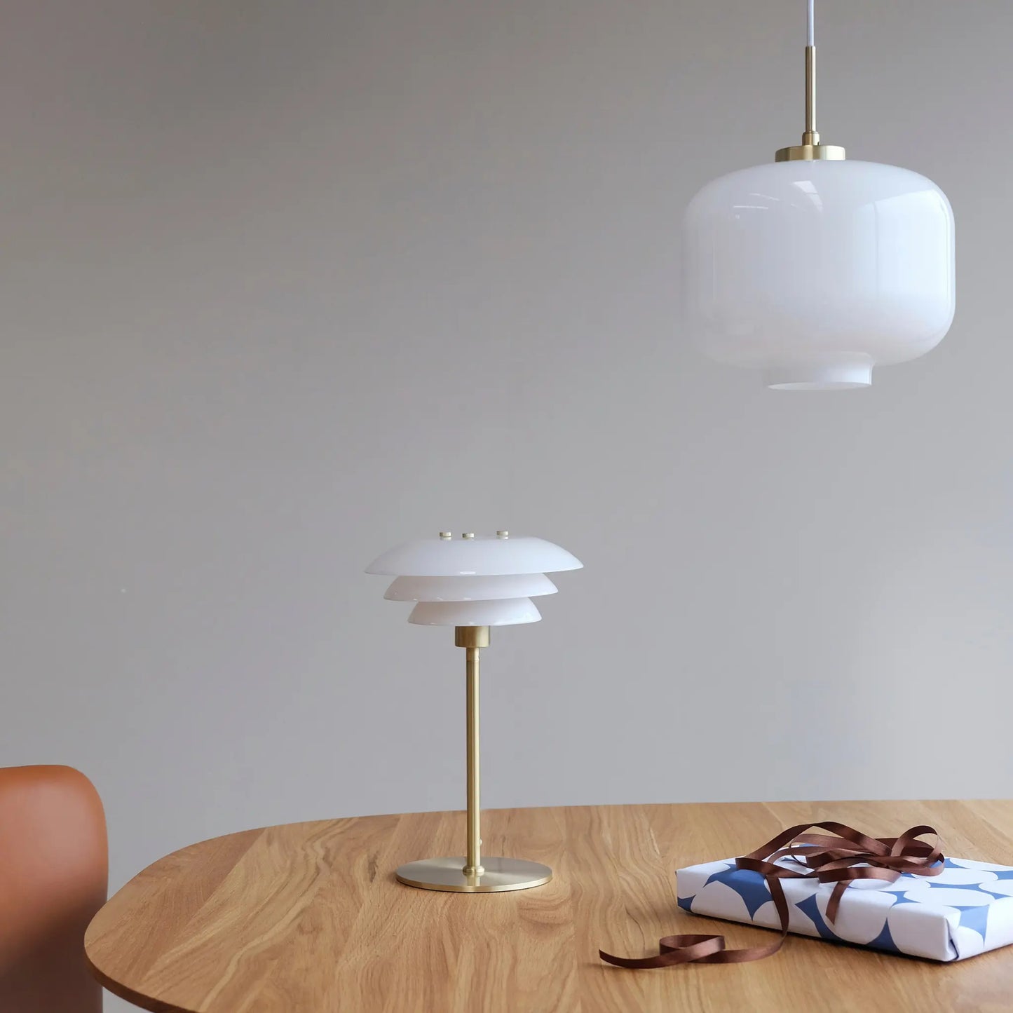 Dyberg Larsen DL20 Bordslampa, Opal/Mässing