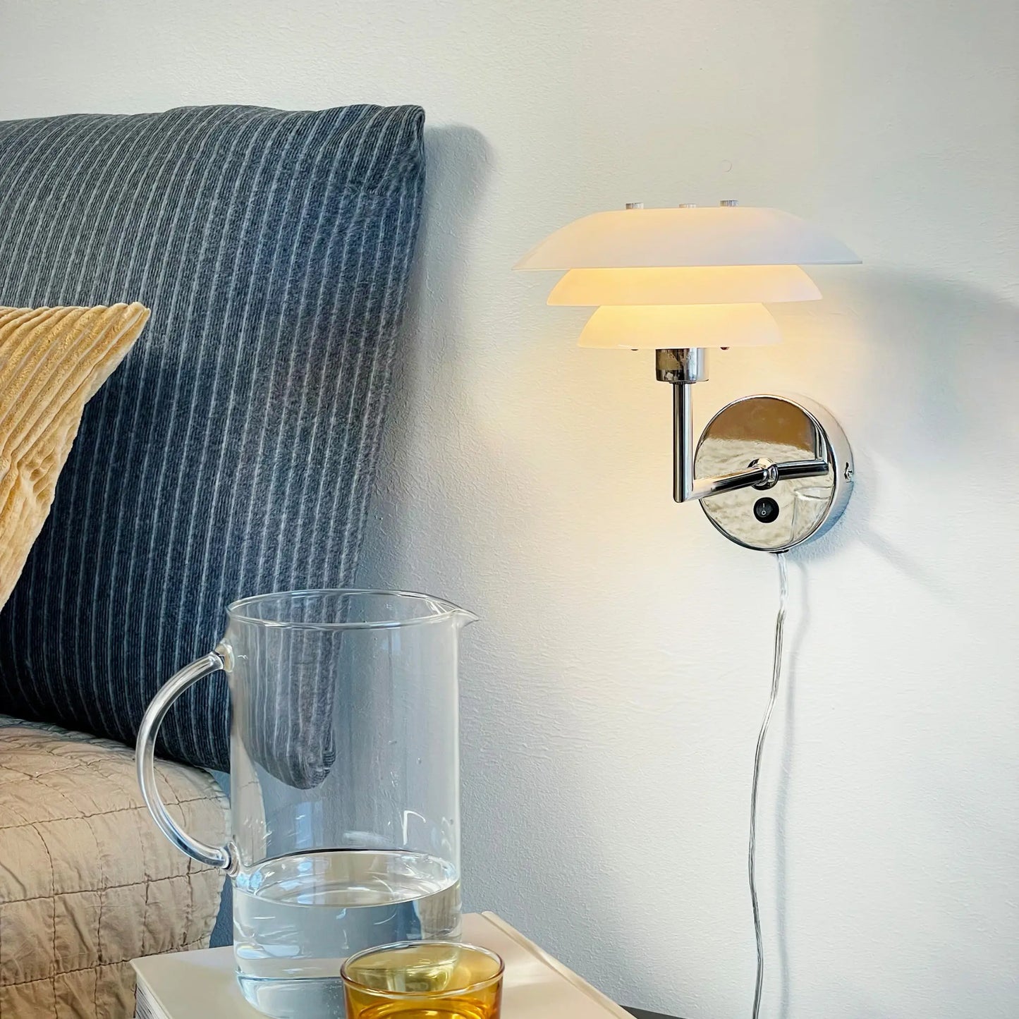 Dyberg Larsen DL20 Vägglampa, Opal/Krom