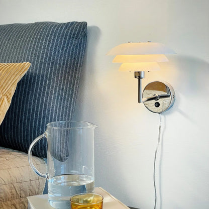 Dyberg Larsen DL20 Vägglampa, Opal/Krom