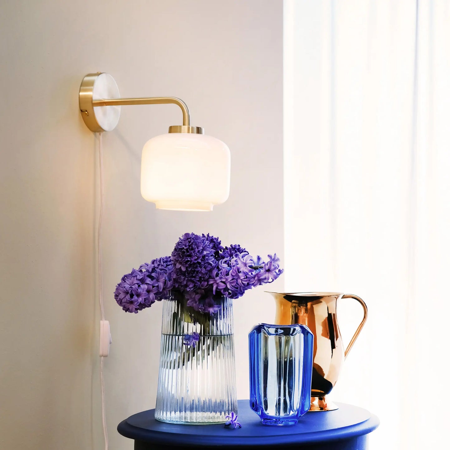 Dyberg Larsen Arp Vägglampa Ø15 cm, Opal/Mässing