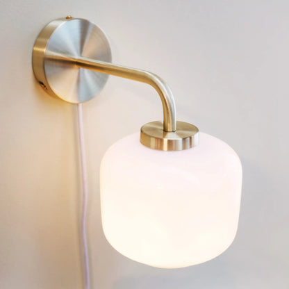 Dyberg Larsen Arp Vägglampa Ø15 cm, Opal/Mässing