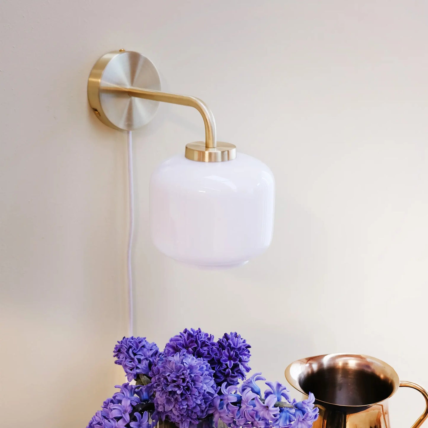 Dyberg Larsen Arp Vägglampa Ø15 cm, Opal/Mässing