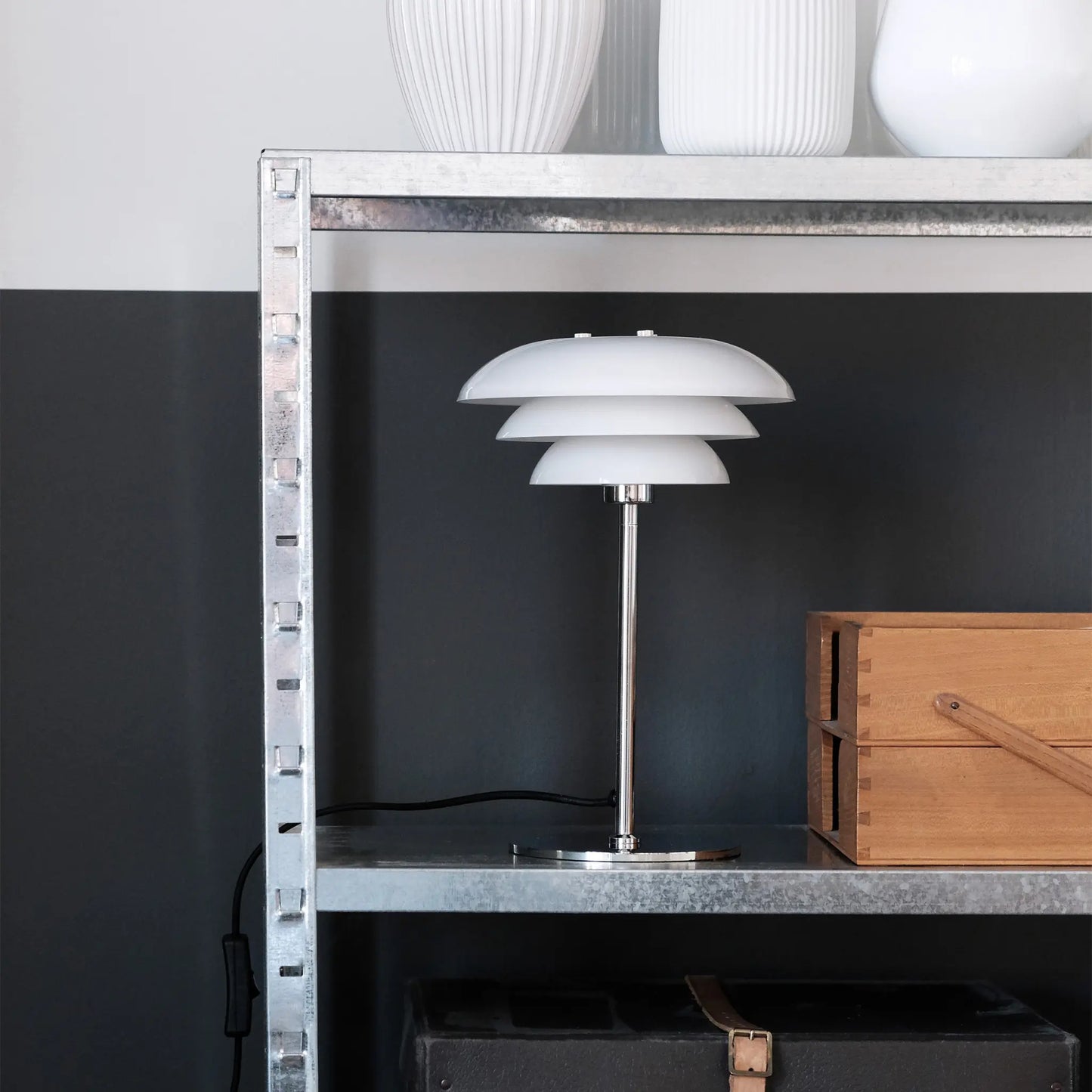 Dyberg Larsen DL20 Bordslampa, Opal/Krom