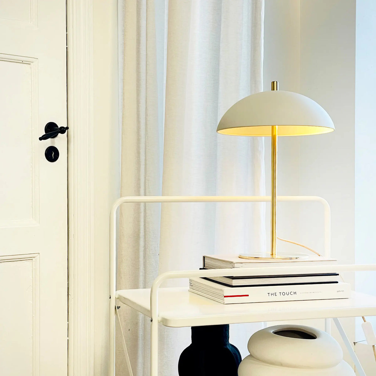 Dyberg Larsen Globus Bordslampa, Beige/Mässing