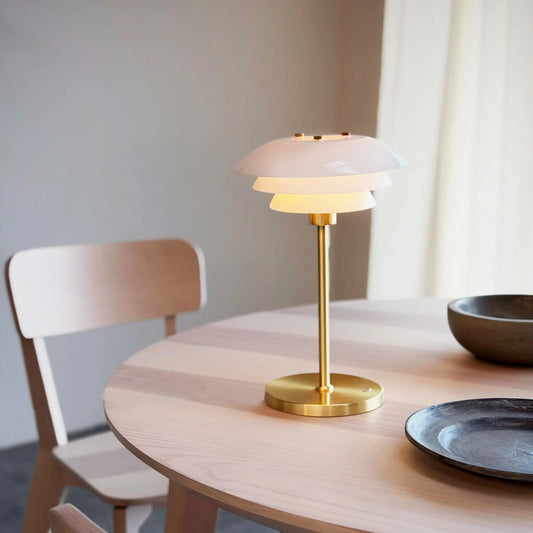Dyberg Larsen DL20 Bordslampa LED Laddningsbar, Opal/Mässing