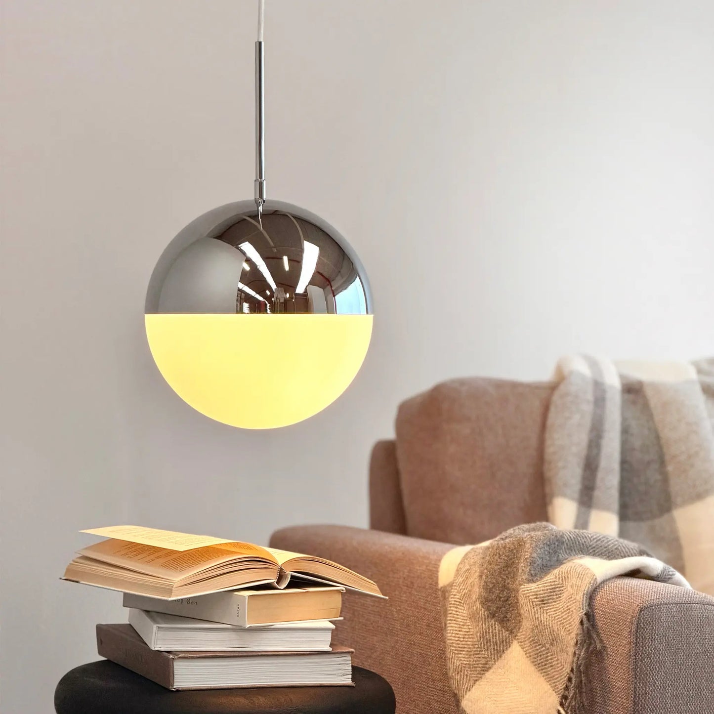 Dyberg Larsen Nova Taklampa Ø25 cm, Opal/Krom