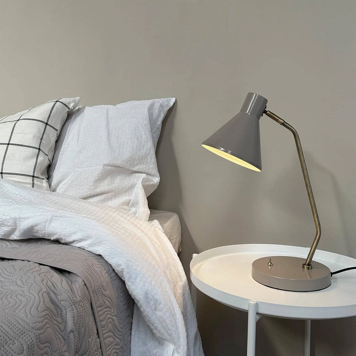 Dyberg Larsen Sleep Bordslampa, Blank beige/Antikmässing