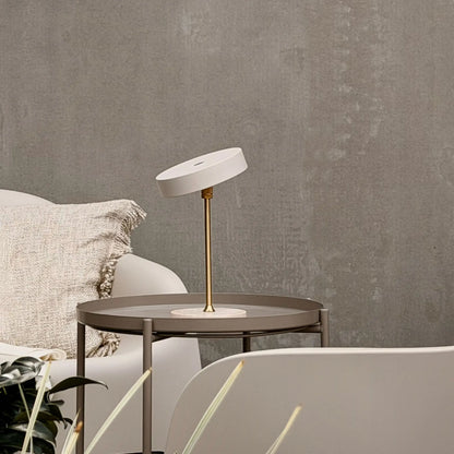Dyberg Larsen Moonlight Bordslampa LED Laddningsbar, Beige/Mässing/Travertin