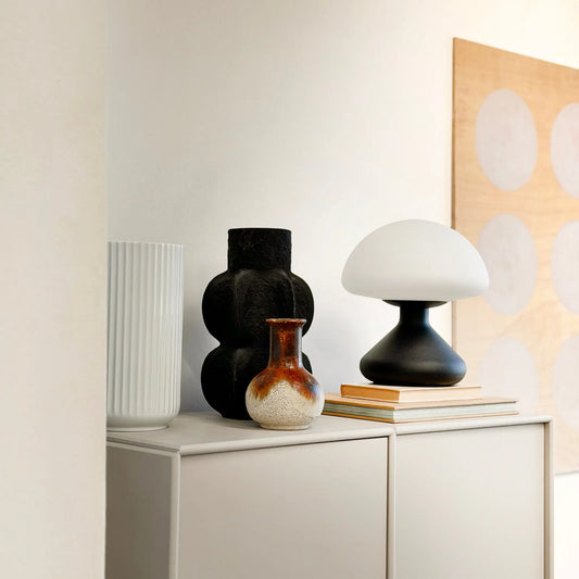 Dyberg Larsen Trophy Bordslampa, Opal/Svart