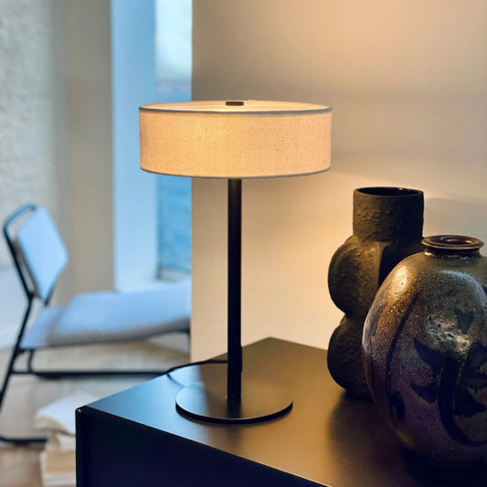 Dyberg Larsen Calix Bordslampa med tygskärm, Svart/Natur