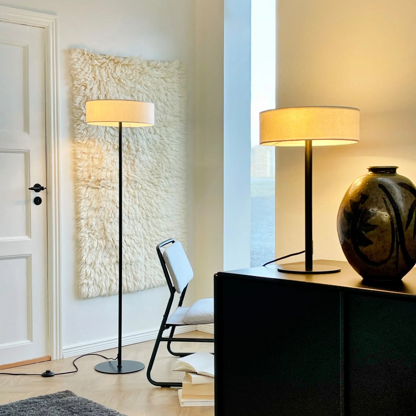Dyberg Larsen Calix Bordslampa med tygskärm, Svart/Natur