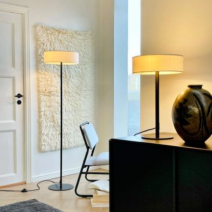 Dyberg Larsen Calix Bordslampa med tygskärm, Svart/Natur
