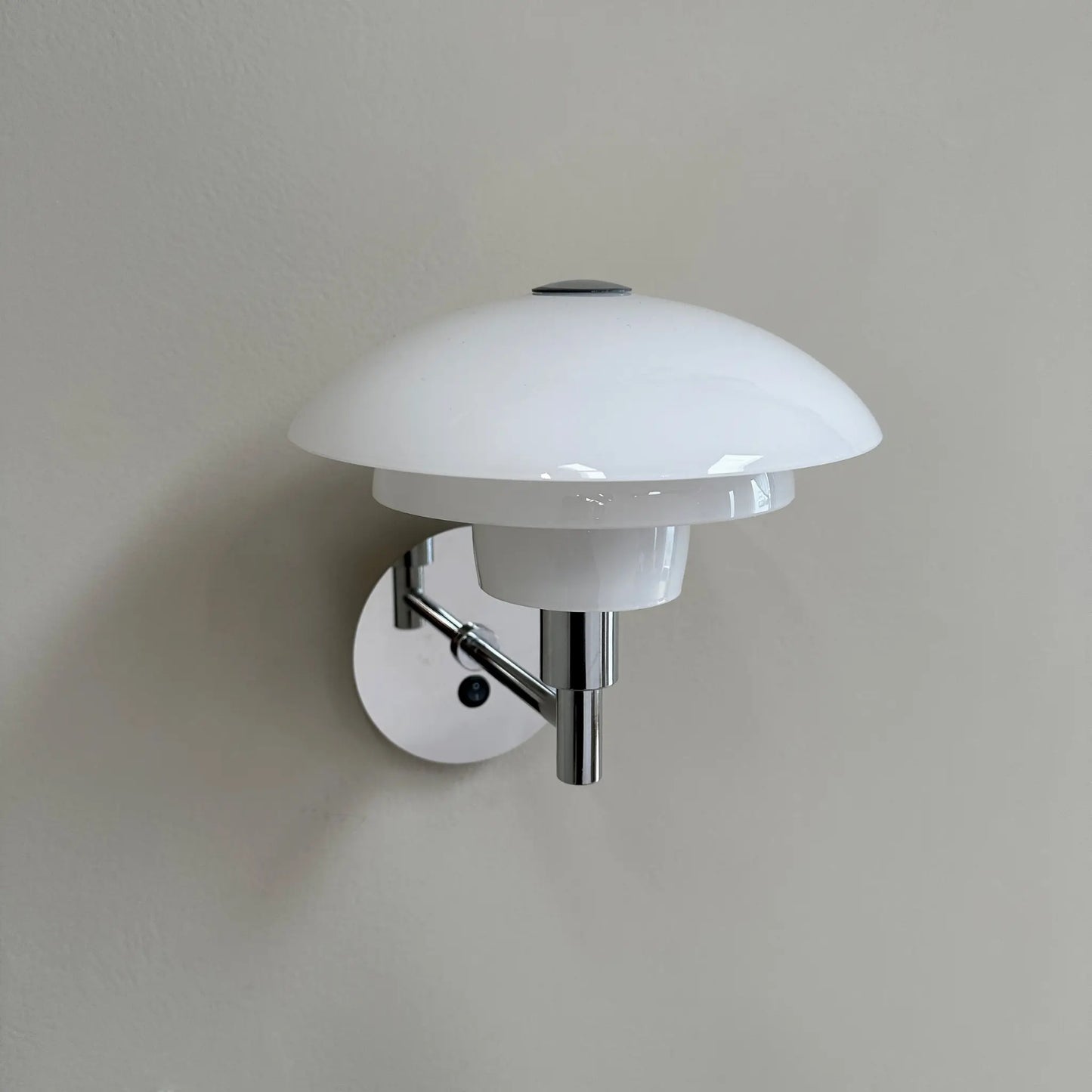 Dyberg Larsen Morph Vägglampa, Opal/Krom