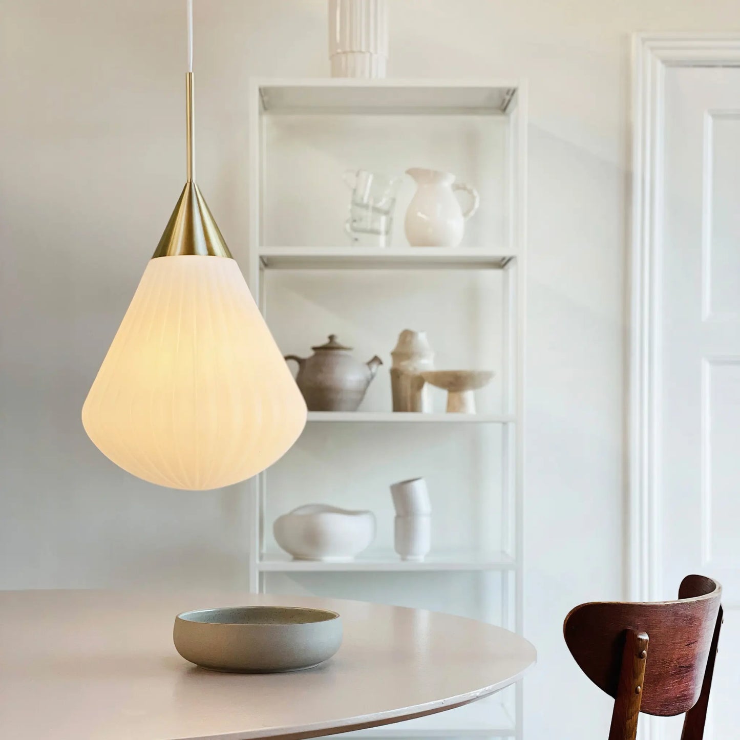 Dyberg Larsen Ballon Taklampa Stor, Opal/Mässing
