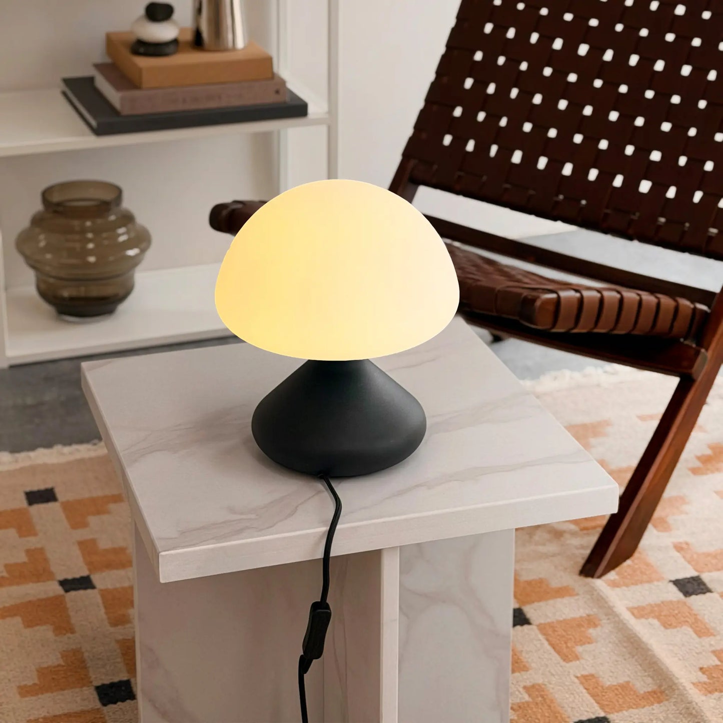 Dyberg Larsen Trophy Bordslampa, Opal/Svart