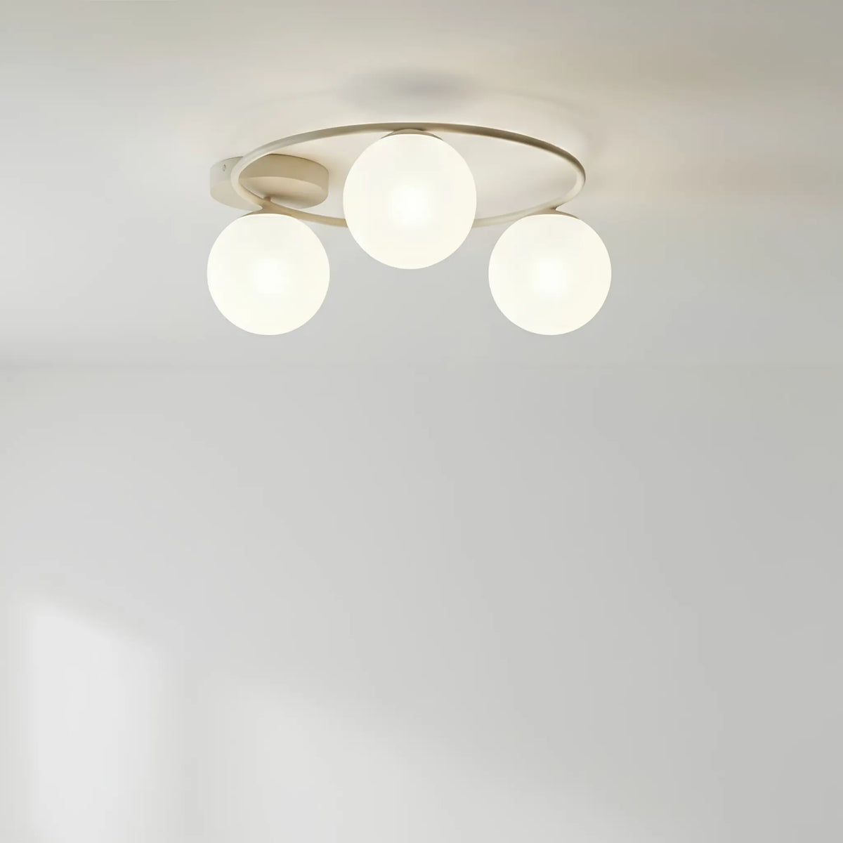 Emibig Sopra Taklampa 3-ljus Ø47 cm, Beige