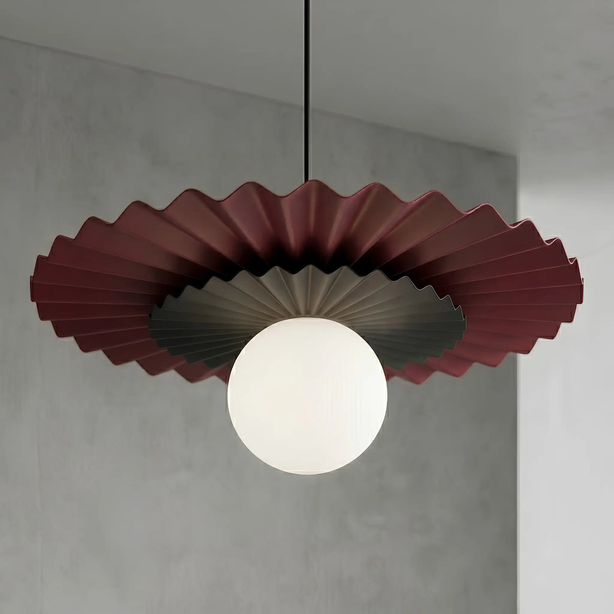Emibig Umbra Pendellampa Ø35 cm, Svart/Vinröd