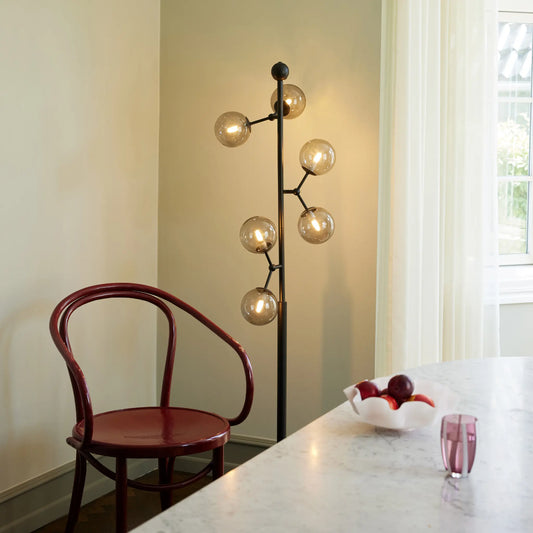Halo Design Atom Golvlampa, Smoke/Svart