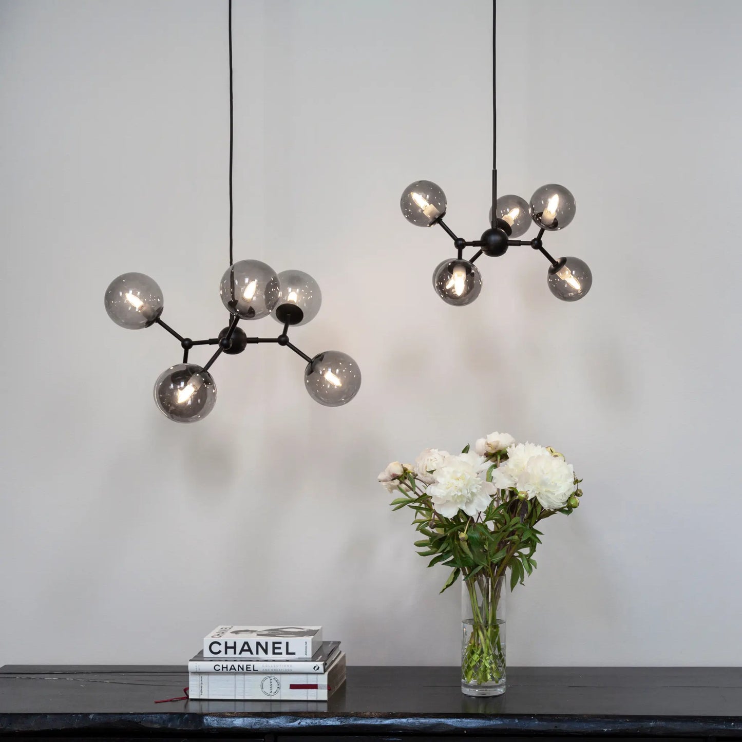 Halo Design Atom Ljuskrona Ø45 cm, Smoke/Svart