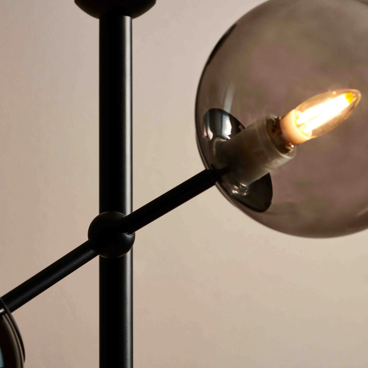 Halo Design Atom Golvlampa, Smoke/Svart